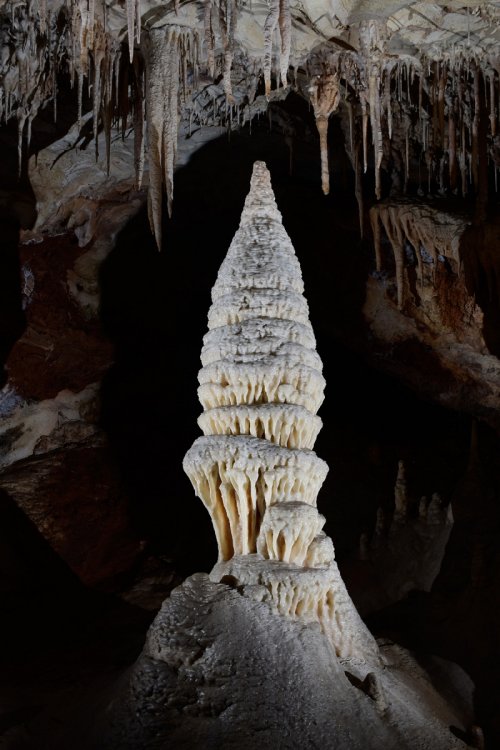Jenolan Cave (Jenolan Karst Conservation Reserve, Australie) - Grande stalagmite blanche(SP-17-1226)