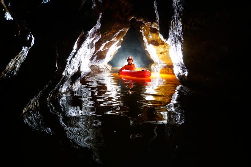 Foux de Lauret (Hérault) - Progression en canot pneumatique dans la rivière souterraine(SP-17-1696)