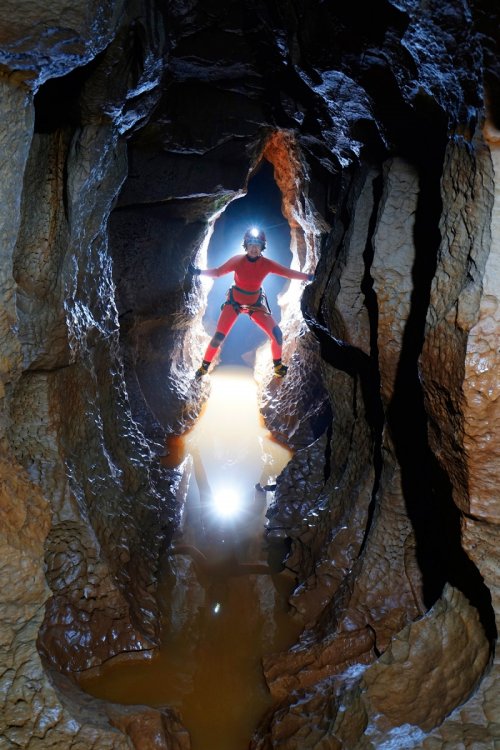 Foux de Lauret (Hérault) - Spéléo progressant en opposition dans un méandre(SP-17-1710)