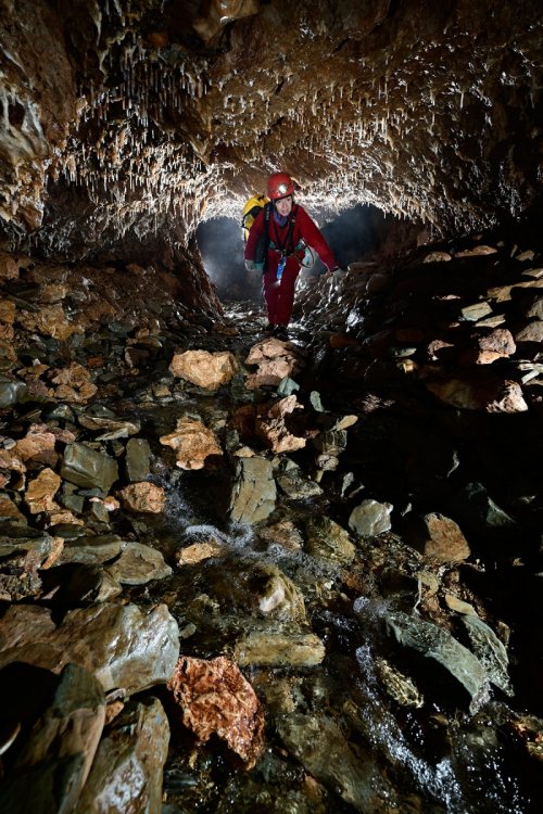 Aven des Fades (Plateau d'Albès, Hérault) - Spéléo progressant dans la rivière avec gros galets (SP-17-1734)