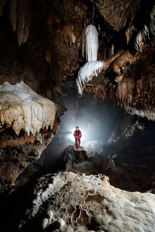 Aven des Fades (Plateau d'Albès, Hérault) - Spéléo au milieu d'une salle avec des coulées de calcite blanche (SP-17-1741)