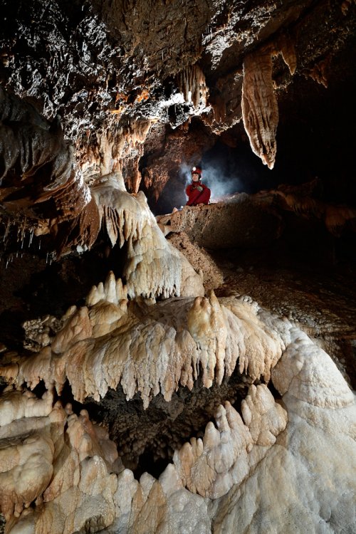 Aven des Fades (Plateau d'Albès, Hérault) - Spéléo en haut d'une coulée de calcite blanche avec des concrétions ("la bouche du monstre")(SP-17-1748)