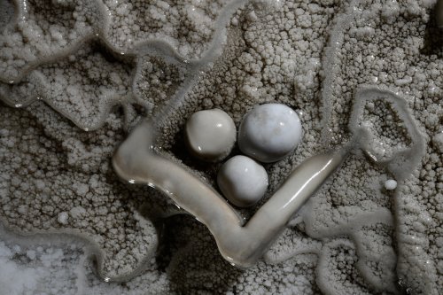 Réseau des Perles - Perle des cavernes blanches sur un sol calcifié avec des micro gours(SP-18-0055)
