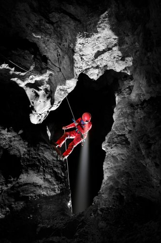 Aven de Rose (Plateau d'Albès, Hérault) - Spéléo commençant la descente d'un petit puits du réseau O2 (vue du haut)(SP-18-0061)