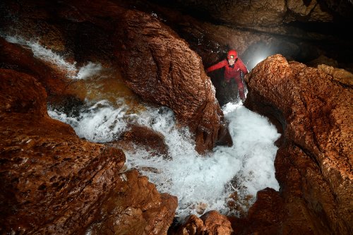 L'aven de Rose est la cavité majeure du Massif d'Albès, situé au nord-ouest du département de l'Hérault, à la limite avec les départements du Tarn et de l'Aveyron. Cette cavité, qui comprend plusieurs entrées, a été découverte en 1990 après plongée de Patrick Barthas dans la grotte résurgence de Mounis. En 1995, une désobstruction permet de shunter le siphon et de déboucher dans le réseau. Les explorations se feront dans un premier temps dans la rivière souterraine avec le passage de plusieurs siphons, puis en 1996, des escalades permettent de découvrir une entrée sur le plateau à 110 m au dessus de la résurgence. D'autres entrées sont trouvées ultérieurement. Cette cavité peut ainsi être explorée avec plusieurs possibilités de traversées.
