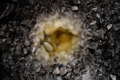 Mine de Lochezen (Walenstadt, Suisse) - Cristallisation au sol d'une galerie crée par les gouttes d'eau tombant du plafond.(SP-18-0555)