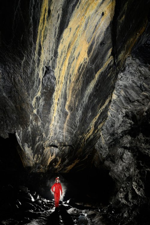 Mine de Lochezen (Walenstadt, Suisse) - Coulées de calcite jaune au plafond d'une galerie(SP-18-0563)