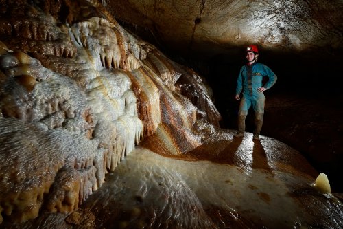 Tropfsteinhöhle (Allemagne) - Galerie avec coulées de calcite colorées.(SP-18-0595.jpg)