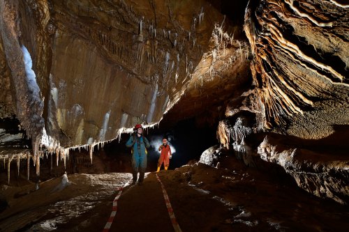 Tropfsteinhöhle (Allemagne) - Galerie avec balisage au sol.(SP-18-0602)