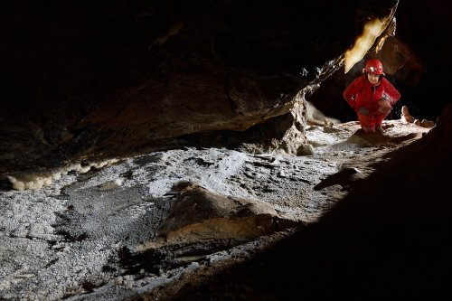 Huttenblaserschachthöhle (Allemagne) - Petite galerie avec un gour asséché recouvert de cristaux de calcite blancge.(SP-18-0647)
