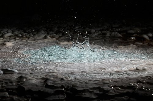 Goutte tombant dans vasque remplie de perles de cavernes bleues(SP-18-0770)