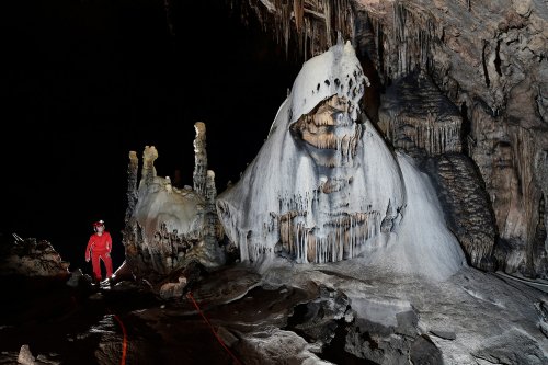 Slaughter Canyon Cave (USA - Nouveau Mexique) - Grand dôme de calcite blanche et grise ("The Klansman")(SP-18-0912R)