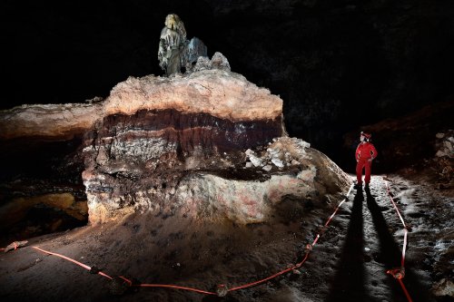 Slaughter Canyon Cave (USA - Nouveau Mexique) - "The Cake" : monticule composé de dépôts de guano surmontés de couches de calcite(SP-18-0926)