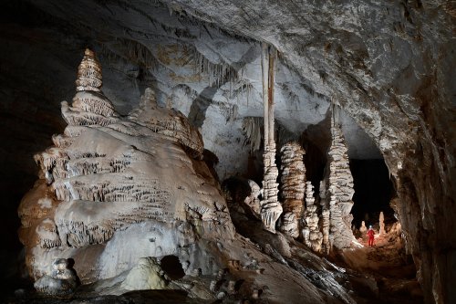 Cottonwood Cave (USA - Nouveau Mexique) - Galerie principale avec groupe de colonnes et stalagmites massives ("Main passage")(SP-18-1002)