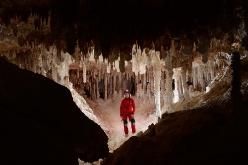 Cottonwood Cave Second Parallel (USA - Nouveau Mexique) - Spéléo dans petite galerie triangulaire concrétionnée(SP-18-1030)