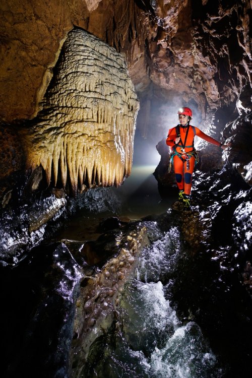 Gouffre du Saut de la Pucelle (Lot) - Spéléo dans la rivière souterraine devant une "méduse" de calcite(SP-18-1250)