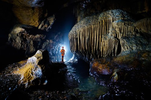 Gouffre du Saut de la Pucelle (Lot) - Progression dans la rivière souterraine avec concrétions sur les côtés(SP-18-1266)