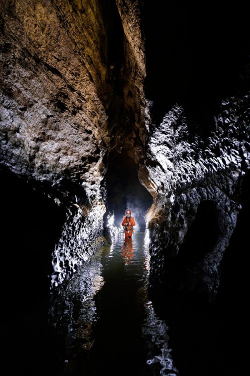 Gouffre du Saut de la Pucelle (Lot) -  Progression dans galerie verticale avec rivière souterraine (SP-18-1268)
