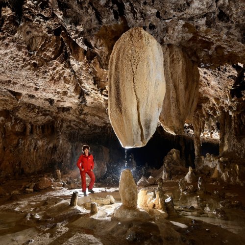 Grotte de Lombrives (Ariège) - "La Mamelle" : stalactite massive avec son filet d'eau éclatant sur la stalagmite dessous (vue de face)(SP-18-1343)