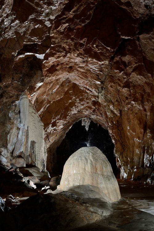 Grotte de Lombrives (Ariège) - Galerie du cimetière : eau tombant sur un imposant dôme de calcite(SP-18-1381)