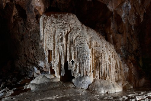 Grotte de Lombrives (Ariège) - "Le mammouth" (grandes coulées de calcite sur une paroi de la galerie du cimetière)(SP-18-1385)