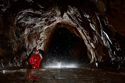 Grotte de Lombrives (Ariège) - Personnage regardant l'eau tombant du plafond sur le sol calcifié à côté du tombeau de Pyrène(SP-18-1405)