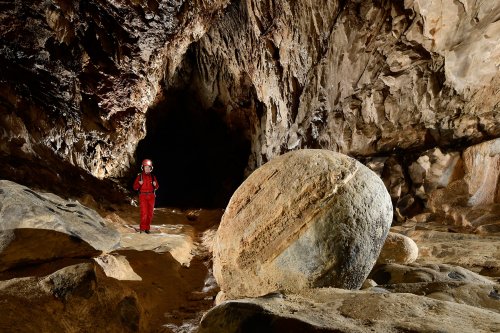 Grotte de Lombrives (Ariège) - Boule de granite transportée depuis l'extérieur par la rivière qui coulait dans cette galerie(SP-18-1423)