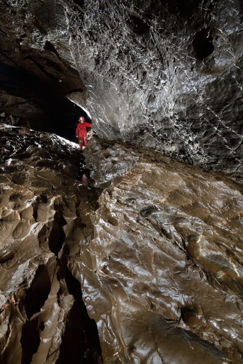 Grotte du Hölloch (Suisse) - Galerie avec roche érodée et mini-canyon en premier plan(SP-18-1601)