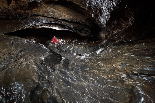 Grotte du Hölloch (Suisse) - Galerie avec le sol constitué par des calcaires avec des veines blanches de calcite(SP-18-1623)