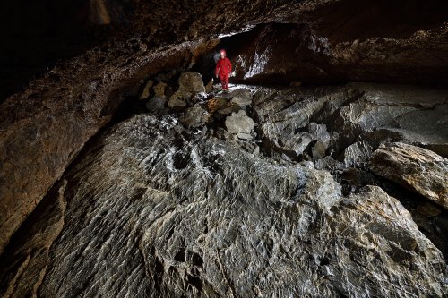 Grotte du Hölloch (Suisse) - Galerie avec le sol constitué par des calcaires avec des veines blanches de calcite(SP-18-1634)