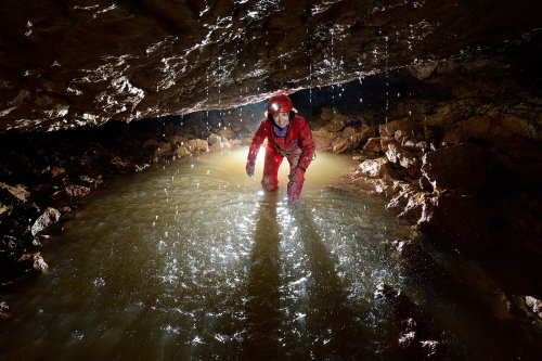 Schwarzenbachloch (Autriche) - Spéléo franchissant une petite vasque d'eau. Cette photo a été réalisée dans le cadre du stage pour montrer qu'on pouvait faire des clichés intéressants avec des sujets banals (SP-18-1688)