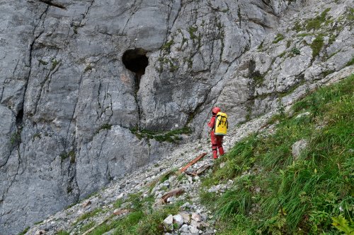 Hirlatzhöhle (Autriche) - Entrée de la cavité aménagée avec une échelle métallique(SP-18-1693)