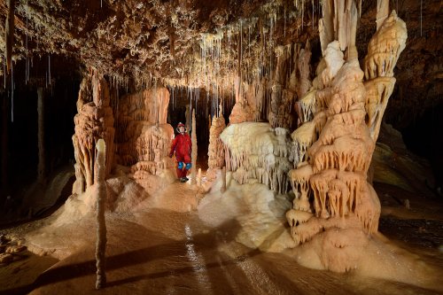 Réseau Bernard Magos (Barjac, Gard) - Salle concrétionnée avec colonnes, cierges et stalactites. Le sol est complètement recouvert de calcite(SP-18-1765)