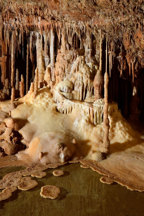 Réseau Bernard Magos (Barjac, Gard) - Ensemble de concrétions colorées au dessus d'un petit gour cristallisé(SP-18-1770)