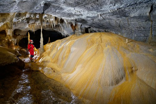 Pestera Bulba (réseau supérieur) - Grand dôme de calcite jaune dans les galeries supérieures (SP-18-1862)