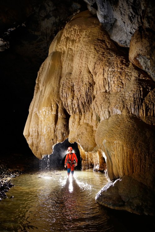 Pestera Bulba - Spéléo sous de grandes coulées de calcite surplombant la rivière(SP-18-1866)
