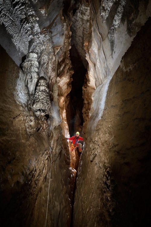 Pestera Epuran - Spéléo franchissant la grande diaclase(SP-18-1976)