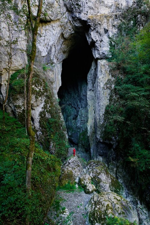 Pestera Topolnita (réseau inférieur) - Porche de l'entrée inférieure dans lequel entre la rivière lorsque celle-ci coule(SP-18-1981)