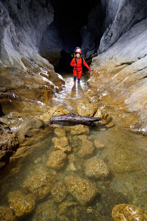 Pestera Topolnita - Progression dans la rivière(SP-18-1996)