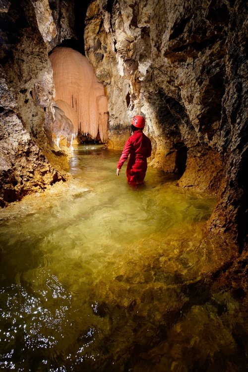 Pestera Sura Mare - Spéléo devant dôme de calcite orange dans la rivière(SP-18-2023.jpg)