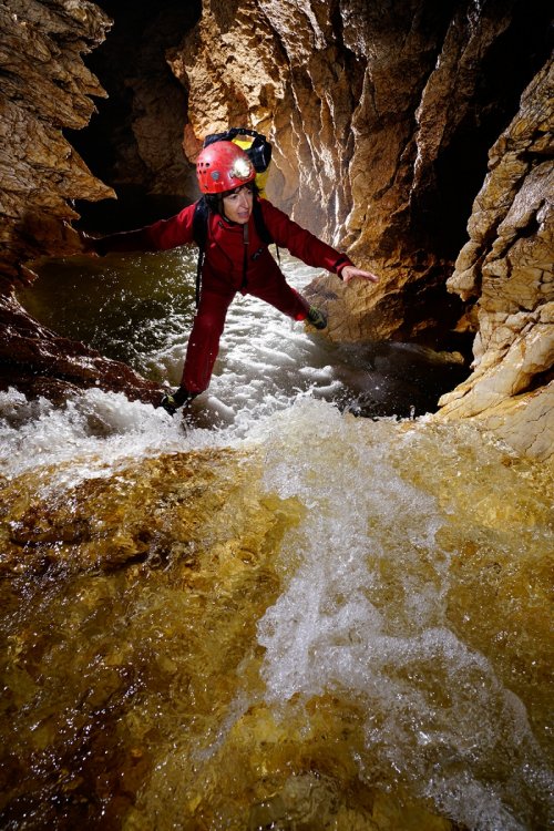 Pestera Sura Mare - Passage en escalade d'une petite cascade(SP-18-2027)