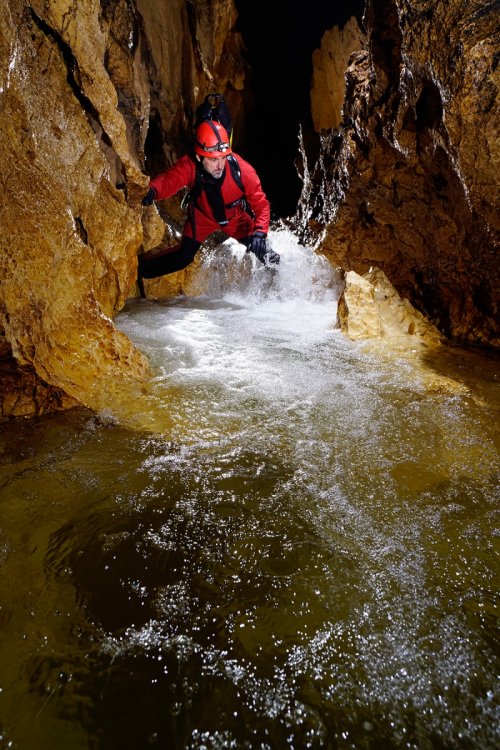 Pestera Sura Mare - Passage en escalade d'une petite cascade(SP-18-2033)