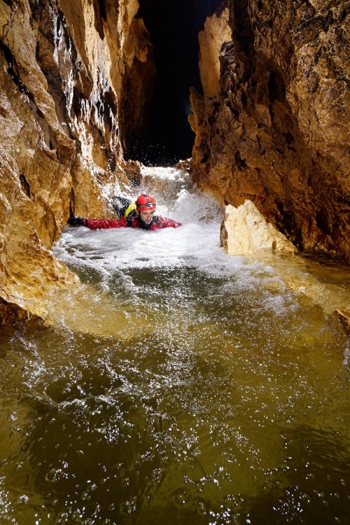 Pestera Sura Mare - Passage dans l'eau d'une petite cascade(SP-18-2037)