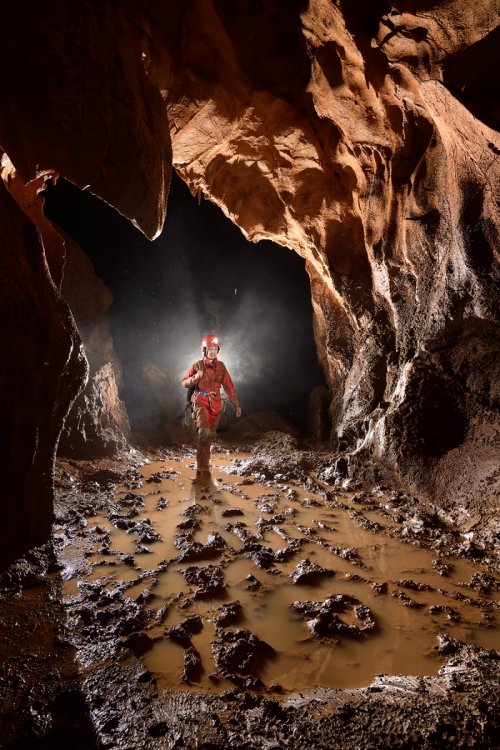 Terayama-no-ana (Akiyoshidai, Yamaguchi, Japon) - Spéléo progressant dans une galerie au sol boueux(SP-19-0119)