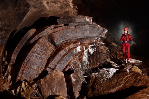 Akiyoshi-do (Akiyoshidai, Yamaguchi, Japon) - spéléo devant un pli de couches calcaires(SP-19-0201)