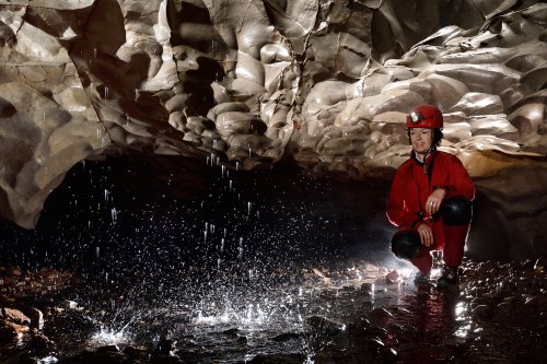 Kagekiyo-ana (Akiyoshidai, Yamaguchi, Japon) - Spéléo dans galerie basse avec coups de gouge avec eau d'une cascatelle éclatant au sol(SP-19-0213)