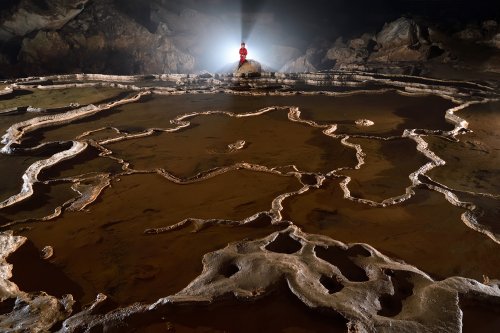 Akiyoshi-do - Partie touristique (Akiyoshidai, Yamaguchi, Japon) - Ensemble de gours avec spéléo conter jour dans le lointain(SP-19-0238)