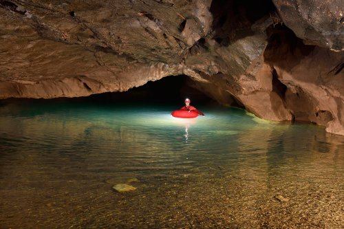 Akiyoshi-do (Akiyoshidai, Yamaguchi, Japon) - Canot dans le siphon amont(SP-19-0253)