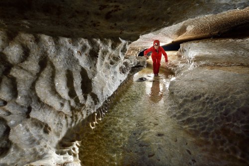 Seyryu-Kutsu (Blue Dragon Cave) (Hirao-dai, Fukuoka, Japon) - Petite rivière souterraine creusée dans les marbres blancs du plateau kartique d'Hirao-dai (spéléo progressant courbé) (SP-19-0287)