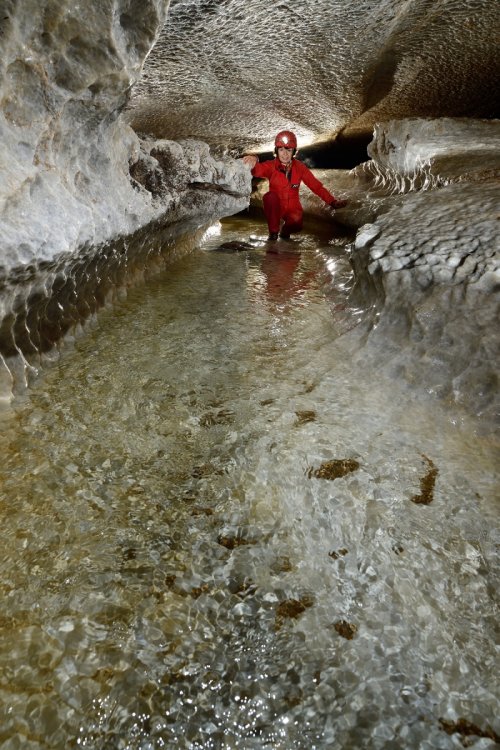 Seyryu-Kutsu (Blue Dragon Cave) (Hirao-dai, Fukuoka, Japon) - Petite rivière souterraine creusée dans les marbres blancs du plateau kartique d'Hirao-dai (spéléo agenouillé)(SP-19-0293)
